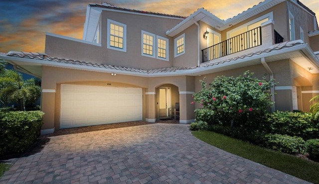 Beachside 5 Bedroom with 2 living rooms, game room & yard game space