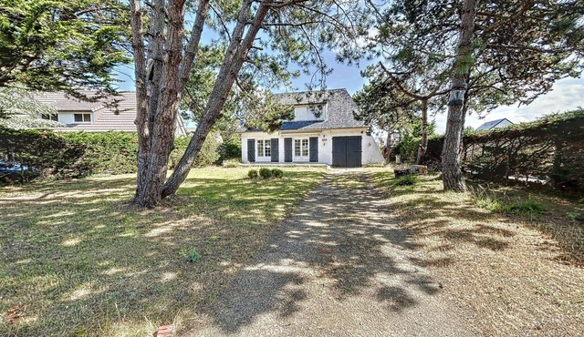 Beachside Villa with Garden, Free Wifi & BBQ – Close to Shops & Attractions