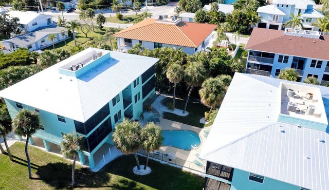 BeachView Condo #8 - Anna Maria Island - Condo 2 Bedroom/2 Bath, maximum occupancy of 6 people. 5 min. walk to the beach. Community pool.