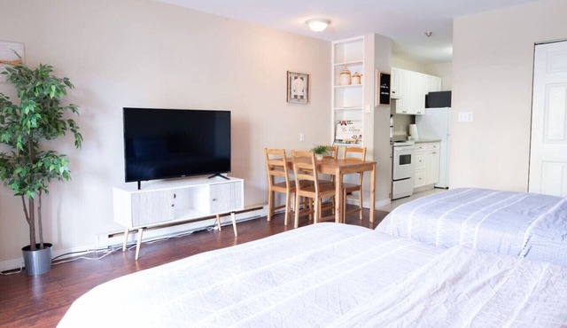 Beachy 2 Bed Studio Suite, Balcony and 4 Min to Lake