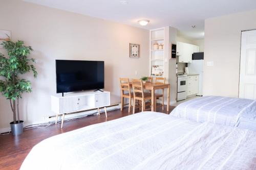 Beachy 2 Bed Studio Suite, Balcony and 4 Min to Lake