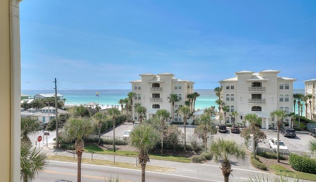 Beachy condo with free WiFi & shared pool hot tub - short walk to the beach