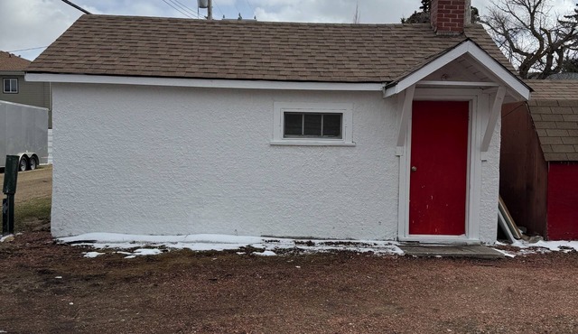 Beachy Keen 2 steps away from lake where rustic meets charm. Pet friendly.