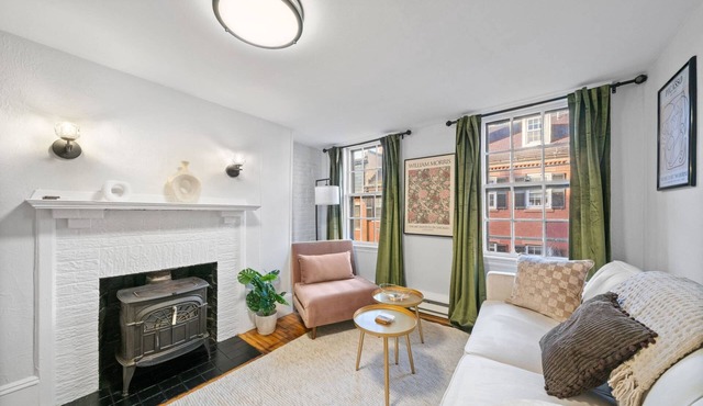 Beacon Hill Escape: Balcony, Fast WiFi, Steps to Cafes, Boston Commons, MGH & Historic Attractions!