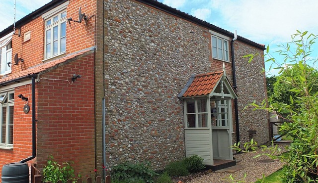 BEACONSFIELD COTTAGE, pet friendly, with a garden in Briston