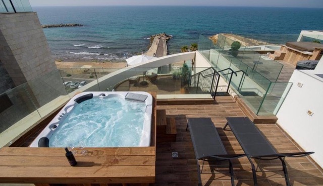 BEAFRONT Pethouse 3 Bdrms W Jacuzzi