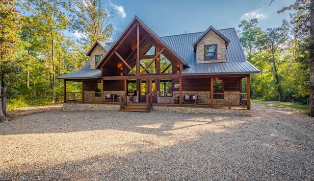 BEAR BOTTOM LODGE: Luxury Woodland Retreat with Theater, Game Loft and Outdoor