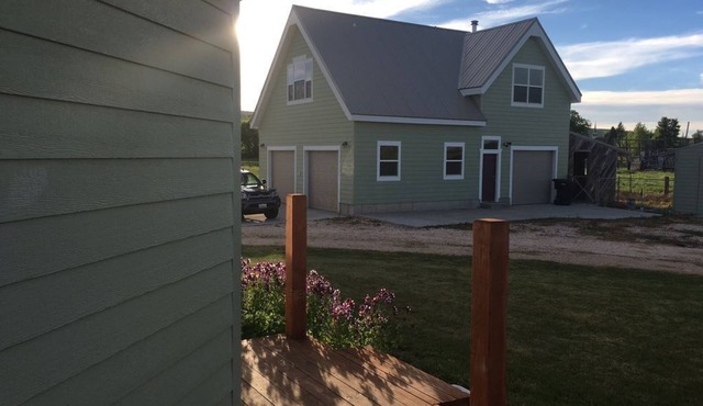 Bear Lake with View Guest House, Above Garage in Beautiful St. Charles