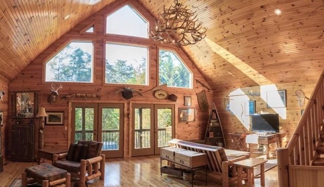 Bearly Hook'd Chestatee Riverfront Cabin