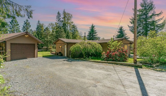 Bear’s Den hideaway with hot tub