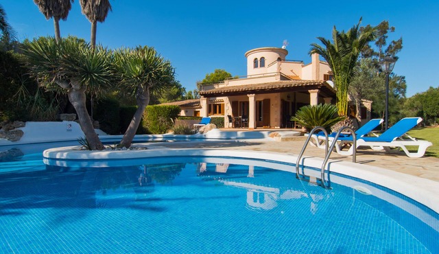 BEATIFUL HOLIDAY VILLA WITH LARGE GARDEN AND POOL. INTERNET FREE