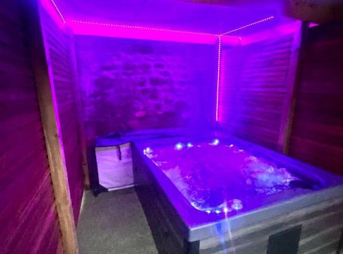 Beau Loft room proche mont saint Michel jaccuzi illimité en plein centre Avranches