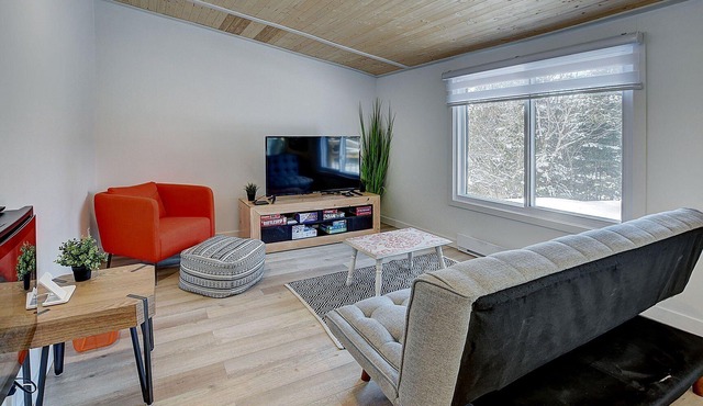 Beautifully fully renovated 3 bedroom lake front cottage