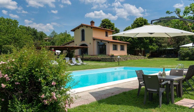Beautiful private villa for 4 guests with WIFI, pool, TV and pets allowed