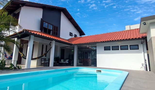 Beautiful house, 4 bedrooms, swimming pool, barbecue - Praia da Daniela - Florianópolis