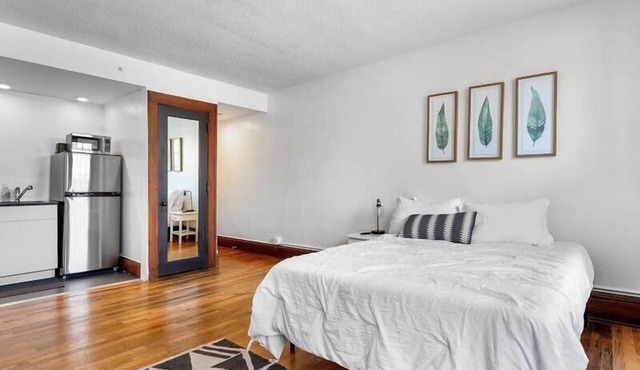 Beautiful 1 Bed on Grand near Hospitals!