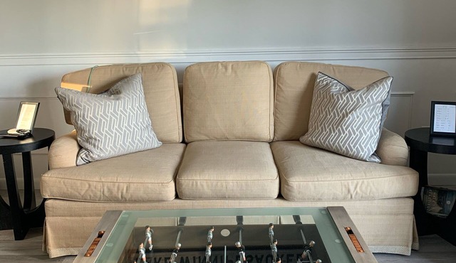 Beautiful 1 bedroom condo-Lake views. Now offering monthly rental.