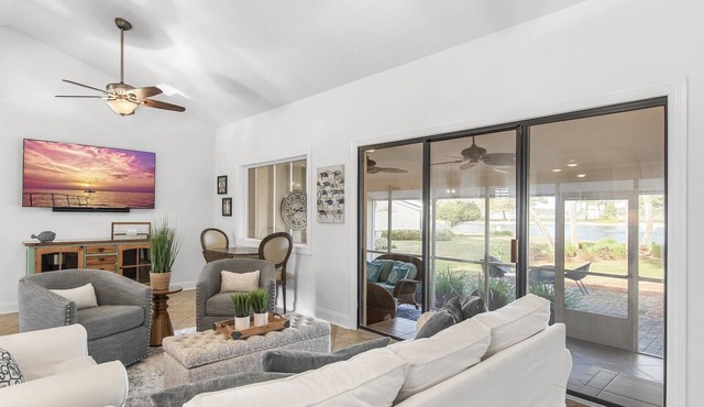 Beautiful 2 Bdrm/2 Bath,Heated Pool, Condo w/Bay+Marina View-Golf Cart included