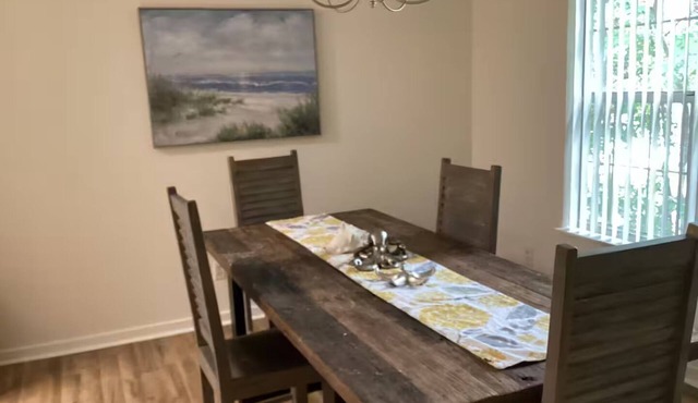 Beautiful 2 Bed/Near Everything!