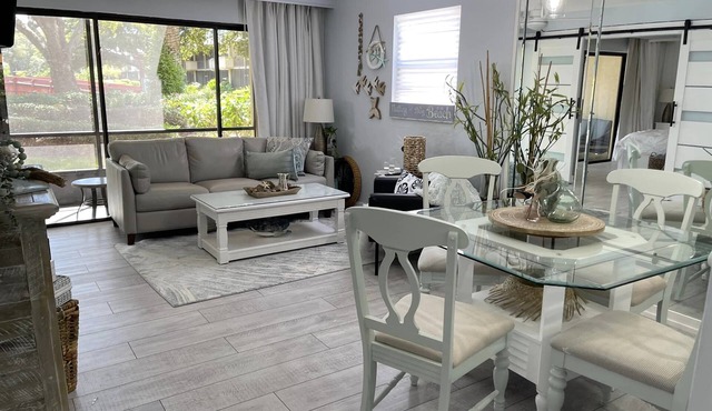 Beautiful 2 bed 2 bath unit centrally located in Naples