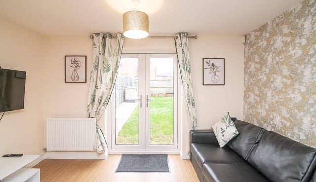 Beautiful 2-bedroom house with parking and garden