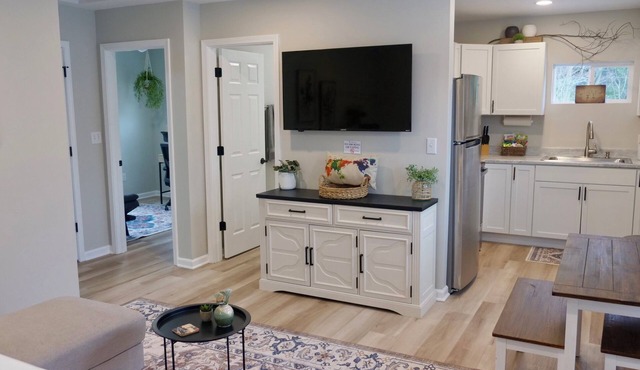 Beautiful 2-bedroom apartment in charming Southeast Indianapolis