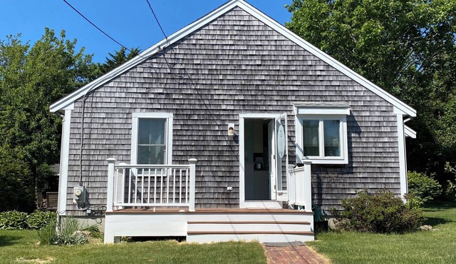 Beautiful 2 Bedroom Cottage Just Short Stroll To Town Neck Beach