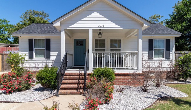 Beautiful 2 bedroom free parking, fenced yard