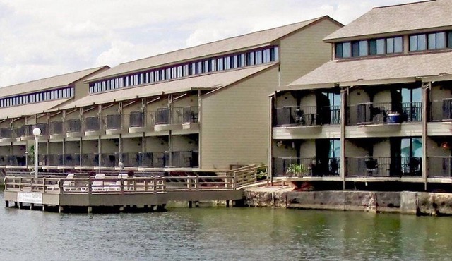 Beautiful 2 bedroom unit at resort, sleeps 6