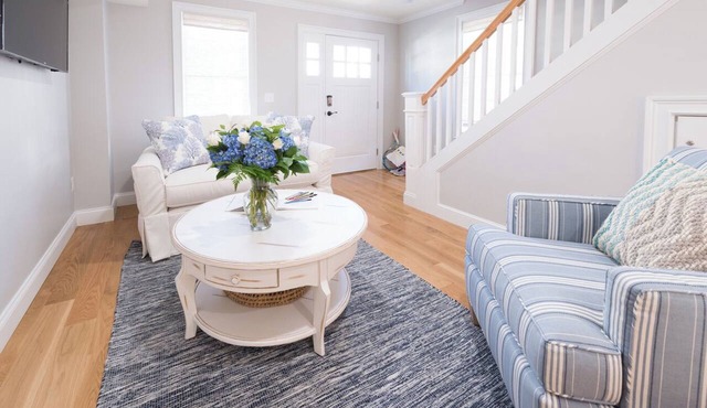 Beautiful 2 Bedroom Within Walking Distance of Newport's Finest!