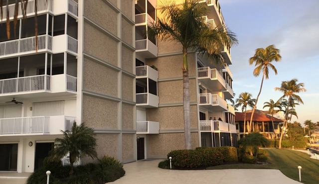 Beautiful 2 BR, 2 Bath condo on Isles of Capri, 5 mile to Marco Island