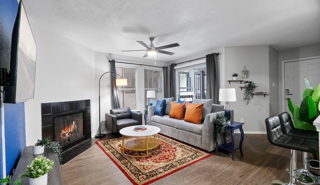 Beautiful 2BD/1BA in University Hills rwof