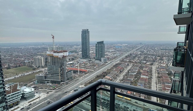 Beautiful 2Bed 2Bath Condo Steps to Square One