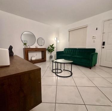 Beautiful 2brm condo w free parking fast WiFi