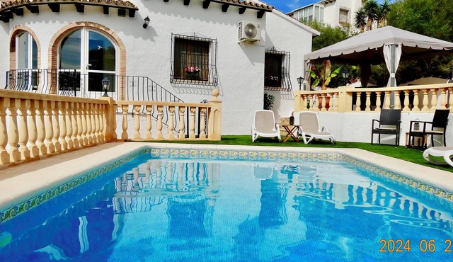 Beautiful 3 bed,2 bath villa with private pool, views, a/c,wifi,new full kitchen
