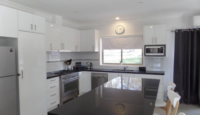 Beautiful 3 bedroom cottage on 25 acres with visiting native birds & wildlife