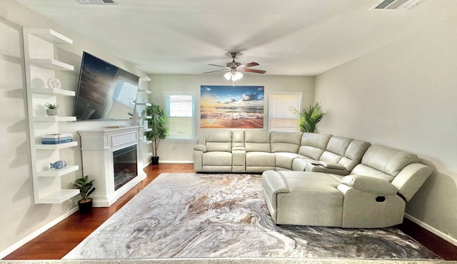 Beautiful 3 Bedroom, 1 Bath, 2nd Floor, 2 blocks from Ocean Gate Beach