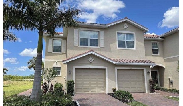 Beautiful 3B/2.5BA. Fully furnished townhome featuring a spacious floor plan.
