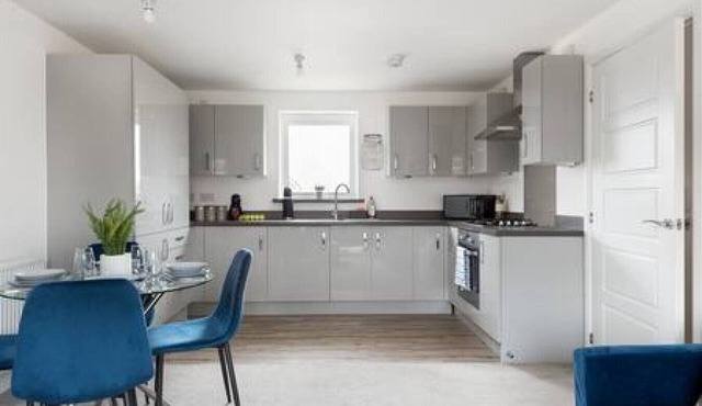 Beautiful 4 Bed Flat In Milton Keynes With Parking