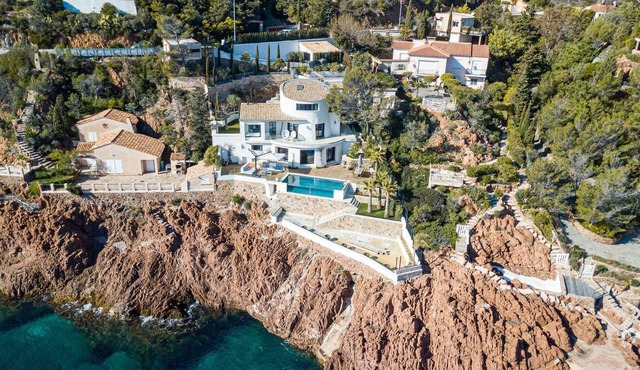 Beautiful 4 Bedrooms Villa With Pool And Garden - Waterfront Location