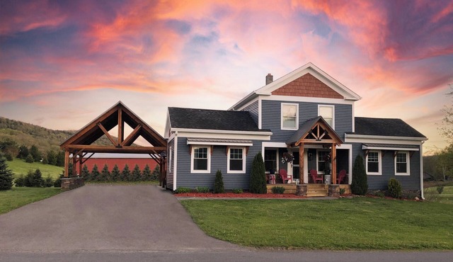 Beautiful 4BR/3.5BA Farmhouse w/Heated Pool, Game Rm - 3 Miles to Dreams Park!