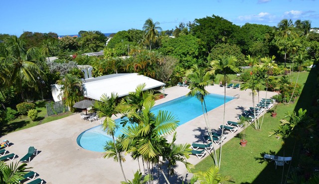 Beautiful 4th.floor condo with pool and spectacular sunsets and ocean view