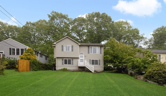 Beautiful 5 bedroom near beaches. Walk to Narrow River.
