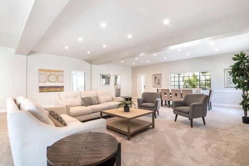 Beautiful 6BR Family 2-Story Villa With Large Backyard and Outdoor Kitchen