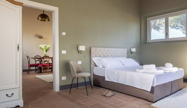 Beautiful apartment in villa for 6 people with WIFI, pool and TV, close to Greve In Chianti