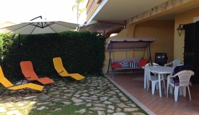 Beautiful apartment in villa, with large garden about 400mt from the beach