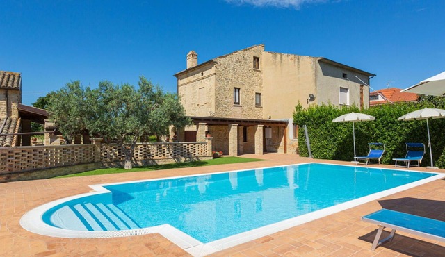 Beautiful apartment in villa for 12 people with pool, TV, terrace and parking