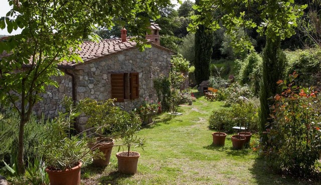Beautiful accommodation in a quiet location and with a huge garden,Wi-Fi,t5