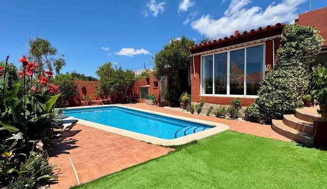Beautiful air-conditioned villa, large private pool, barbecue and sea views