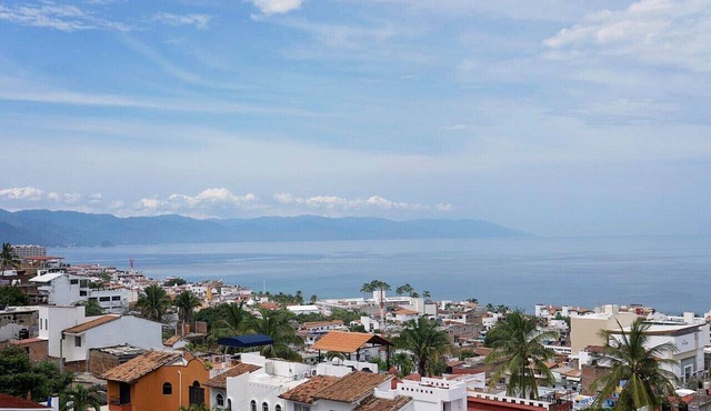 Beautiful, Airy Condo Near Boardwalk*